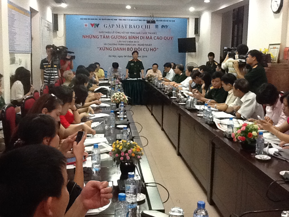 ພິທີສະຫຼຸບ ແລະ ມອບລາງວັນການເສັງຂຽນ “ບັນດາແບບຢ່າງລຽບງ່າຍແຕ່ສູງສົ່ງ” ປີ 2013